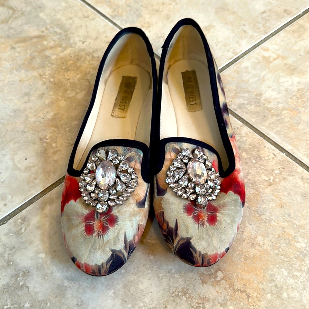 Nine West size 6 floral loafer
